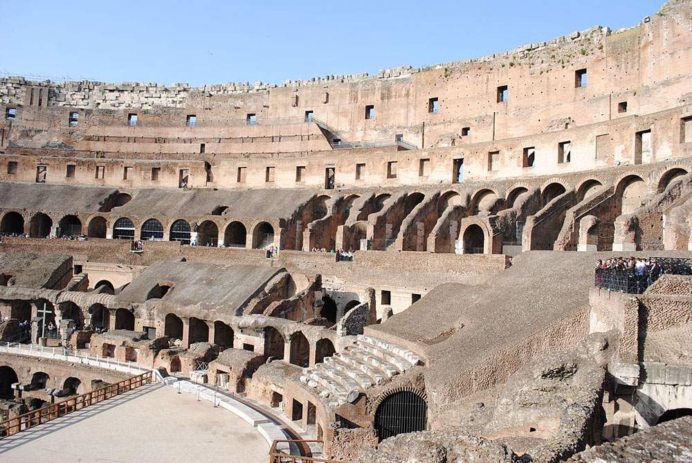 Colosseo, denunciato turista diciassettenne che stacca un frammento come souvenir