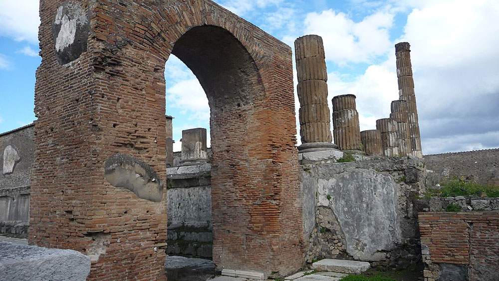 14 amphorae resurface intact in Pompeii