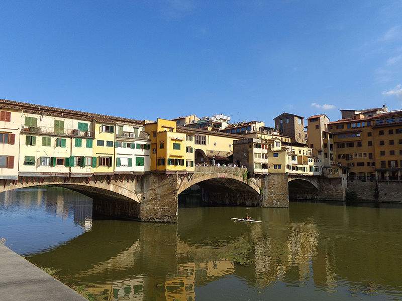 Firenze, scrive il suo nome col pennarello indelebile sul Ponte Vecchio: turista rischia reclusione e multa
