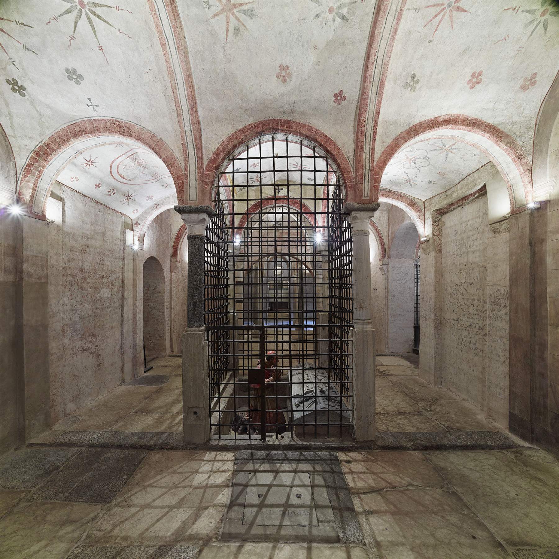 Importante scoperta a Milano: emergono affreschi medievali dal restauro della chiesa di San Sepolcro