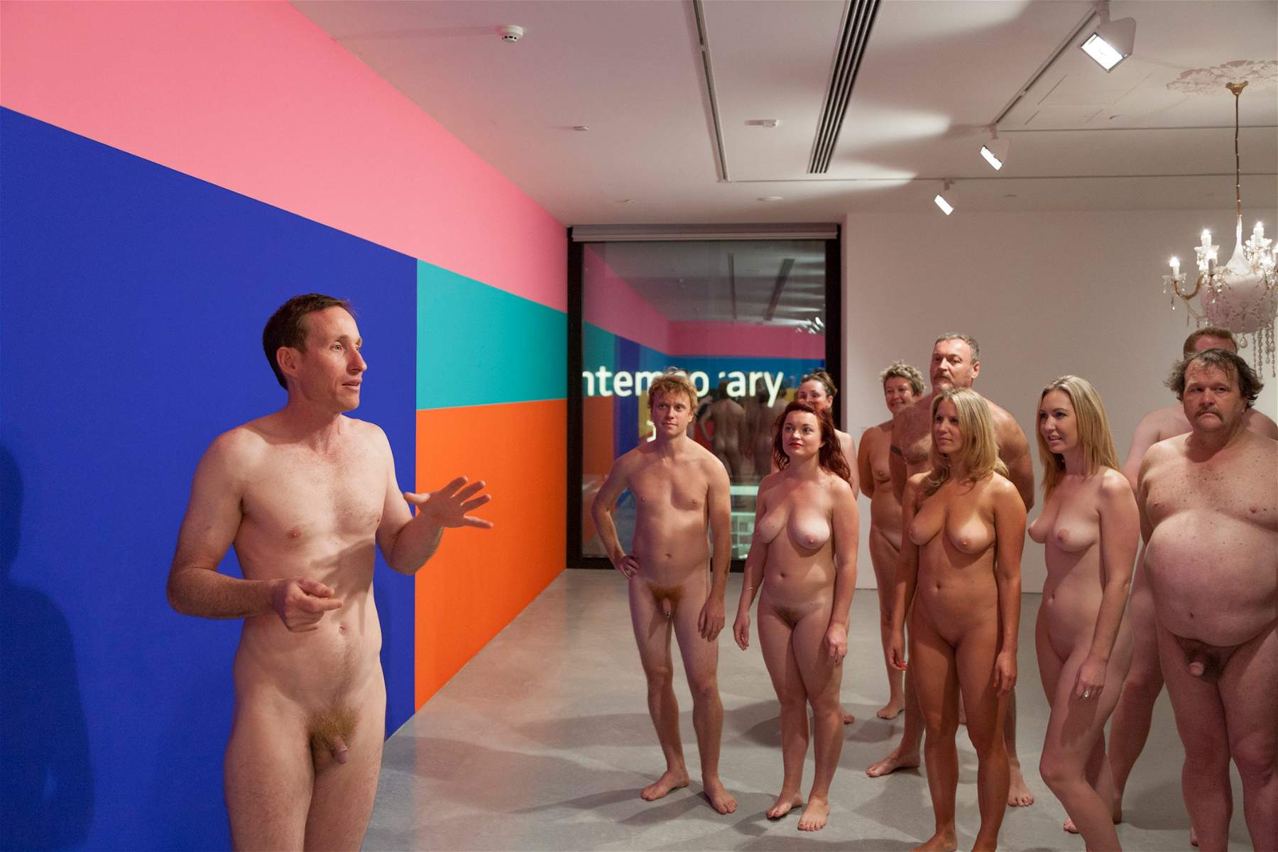 Nudi al museo: a Milano, per la prima volta in Italia, arriva una visita guidata nudista, aperta a tutti 