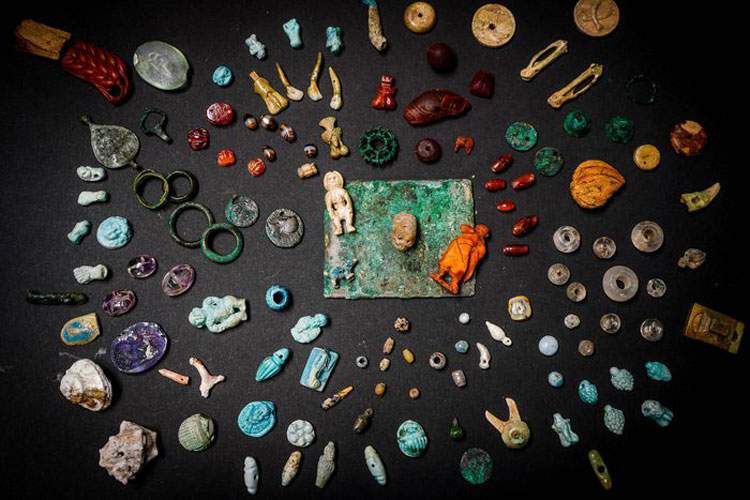 Scoperto a Pompei uno scrigno con amuleti e pietre preziose. Potrebbe appartenere a una fattucchiera
