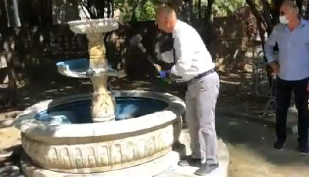 Pescara, mayor hammers down fountain to solve decay problem