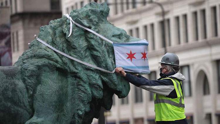 Chicago: anche le statue della città indossano la mascherina 
