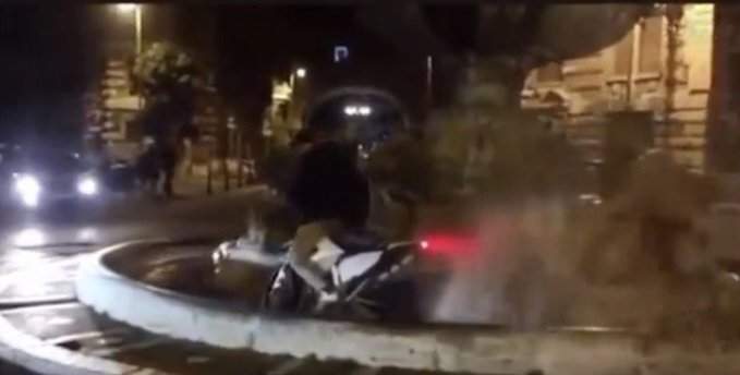 Roma, Raggi s'indigna per vandalo che entra con la moto nella fontana. Ma il video è vecchio