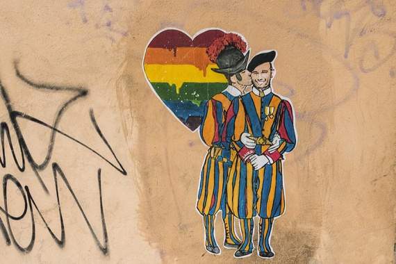 Roma, guardie svizzere gay in un'opera di street art sulle ingerenze della Chiesa