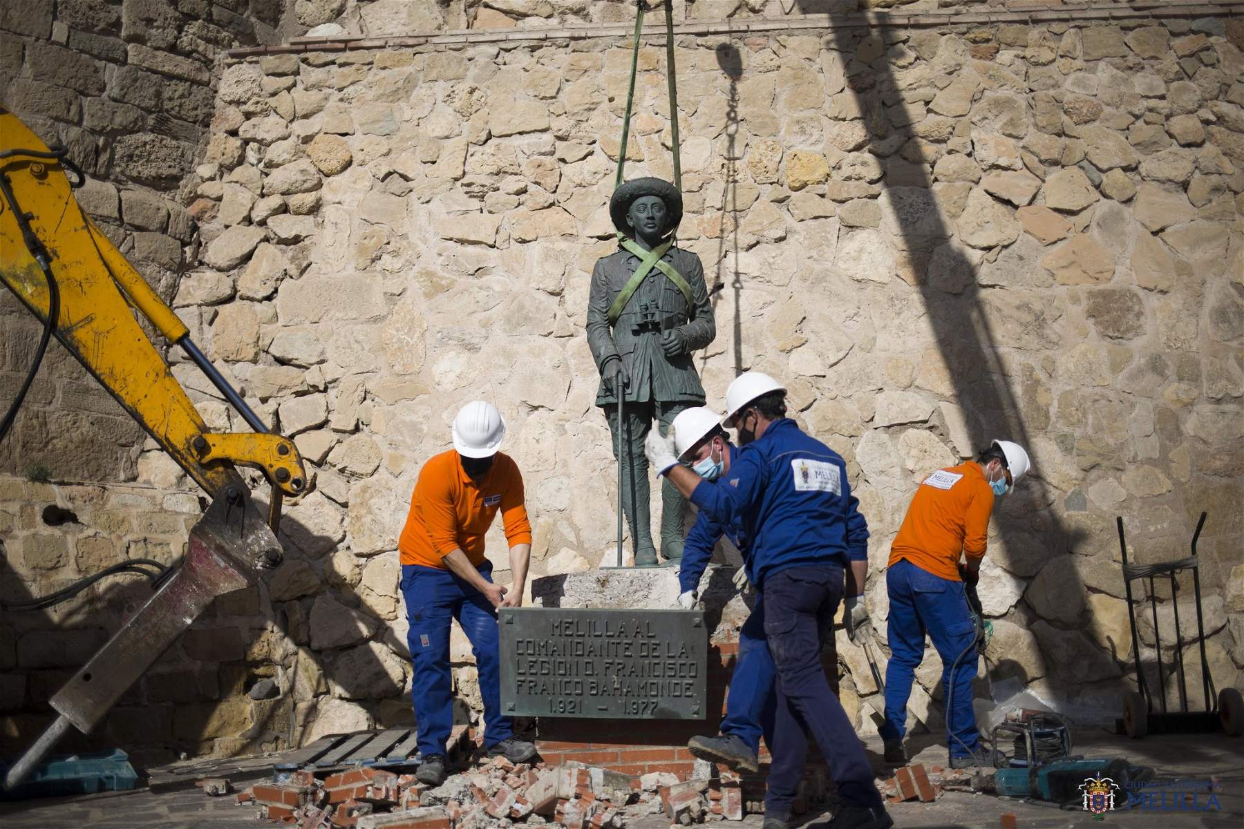 Spagna, evento storico: rimosso l'ultimo monumento di Francisco Franco ancora in piedi