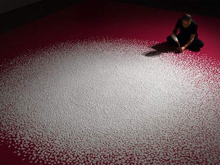 Petali di fiori di ciliegio creati con sale: la suggestiva installazione di Motoi Yamamoto 