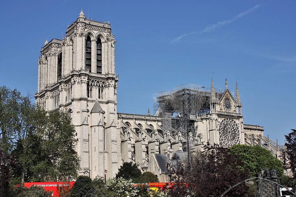 Parigi, 100 intellettuali firmano contro il progetto di riqualificazione di Notre-Dame