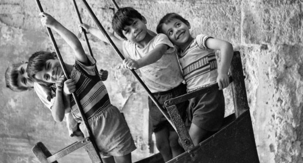 Cinisello Balsamo, children's joy in forty shots on display in piazzetta 