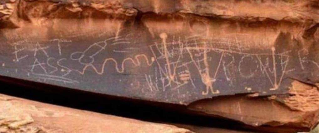 USA, vandali deturpano antiche incisioni rupestri con scritte razziste