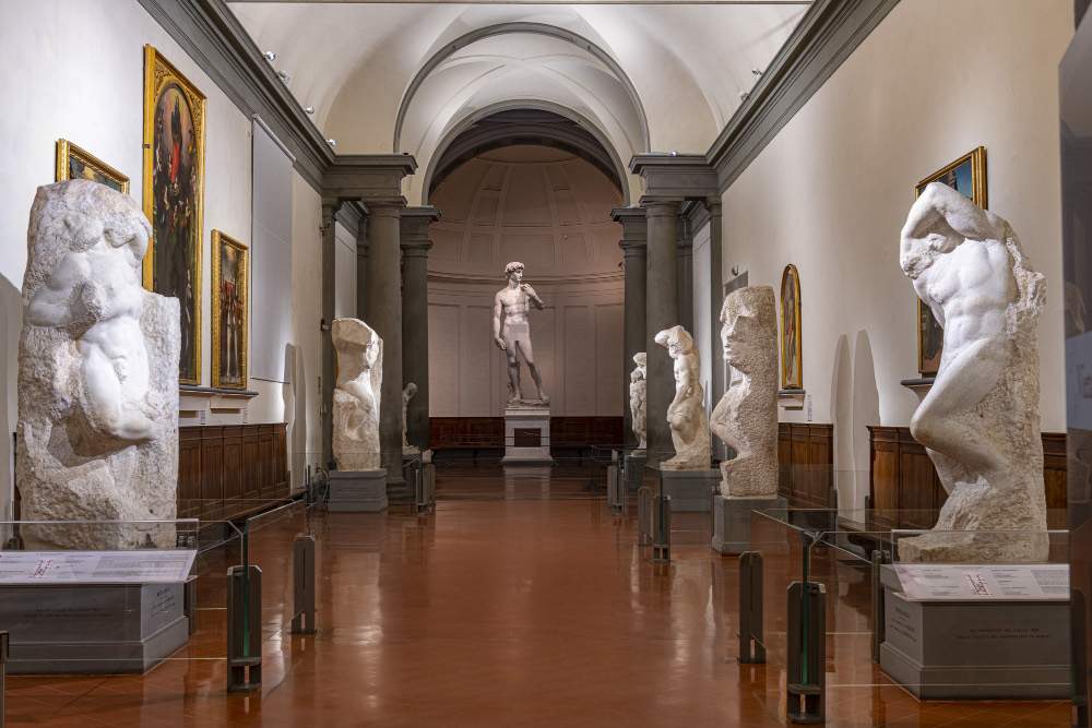 Nuova illuminazione per i Prigioni di Michelangelo alla Galleria dell'Accademia di Firenze 