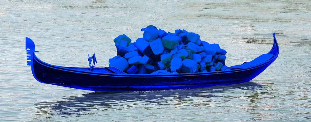 Una gondola blu con rifiuti recuperati in mare: è l'installazione ambientale di Marco Nereo Rotelli
