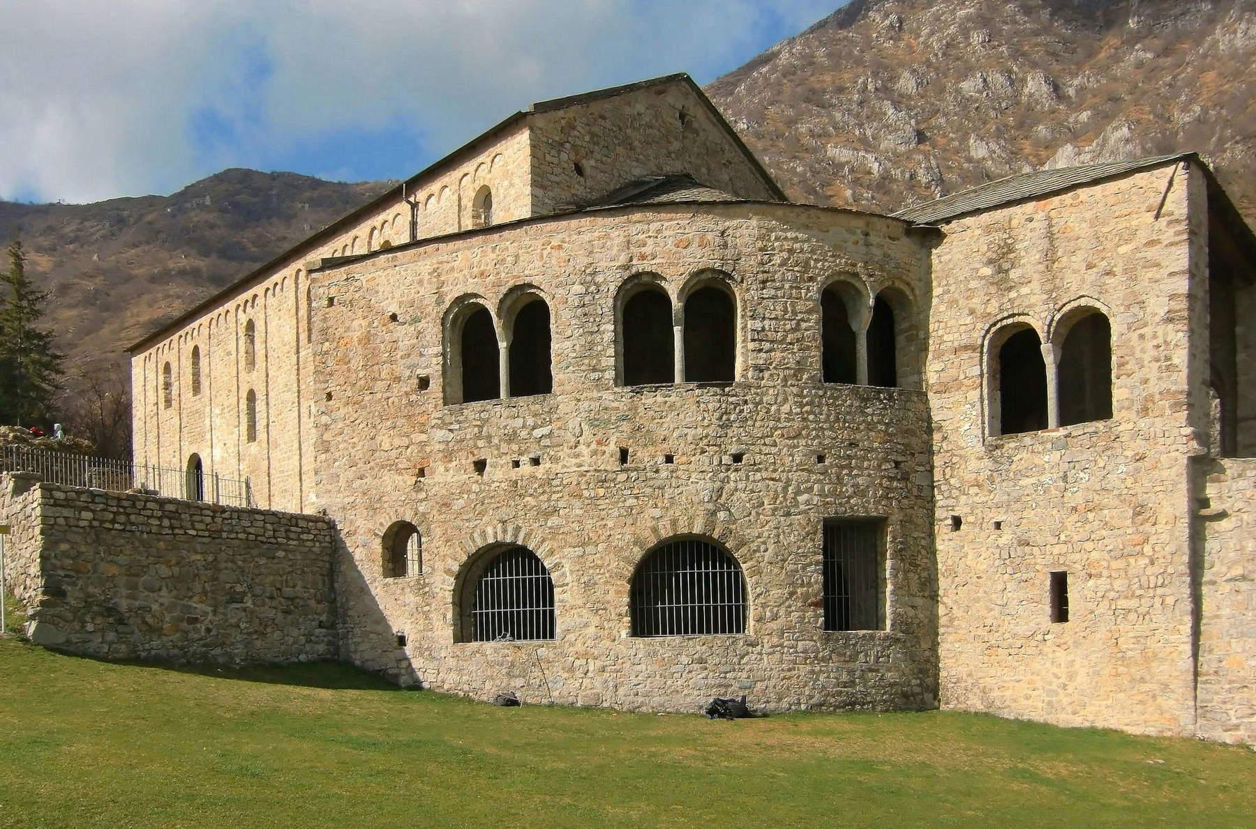 San Pietro Al Monte A Civate Un Antica Abbazia Nella Solitudine Della