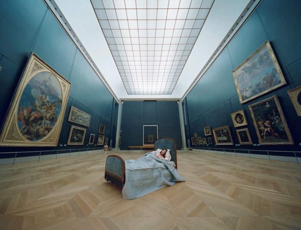 Il Louvre visto da venti artisti contemporanei sotto i 40 anni. Il museo festeggia così i 230 anni  