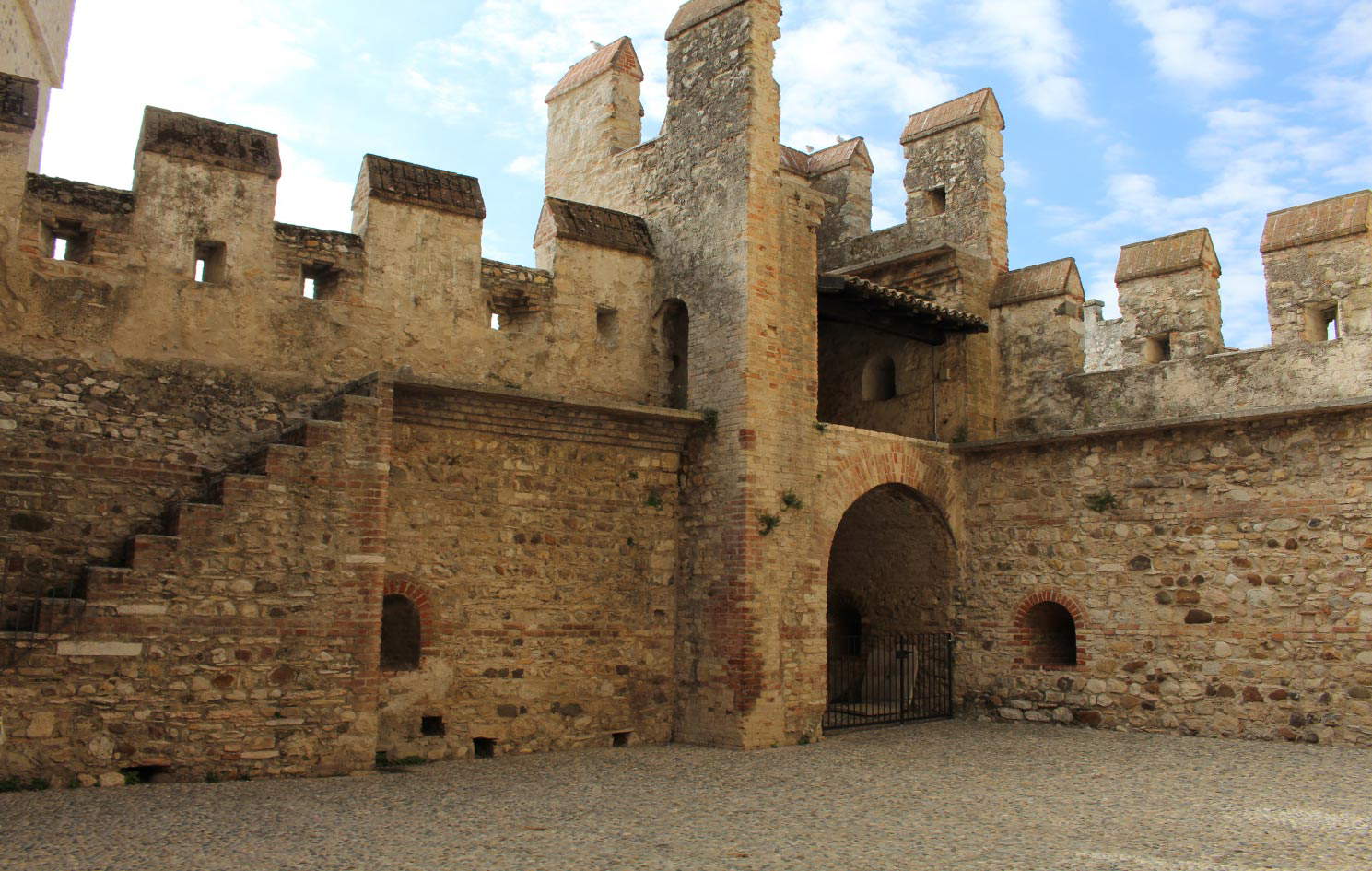 Il Castello Scaligero Di Sirmione, Gioiello Medievale Sul Lago Di Garda